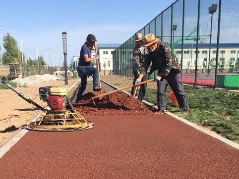 公园里彩色的软地面是什么材料